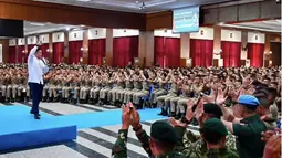 Seskab Teddy Tekankan Kepemimpinan Berintegritas ke Taruna Akmil