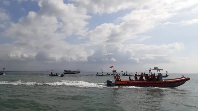 Larung jolen di Samudra Hindia dalam prosesi sedekah laut di Cilacap, Jawa Tengah, Jumat (27/8/2021). (Foto: Liputan6.com/Basarnas Cilacap)