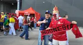 Mario Sonatha, suporter Timnas Indonesia hadir langsung di Metlife Stadium untuk menyaksikan laga Brasil vs Maroko di Metlife Stadium, Minggu (14/6/2026) dini hari WIB. Mario datang komplet dengan jersey dan topi tokoh wayang Kresna. (Bola.com/Hery Kurniawan)