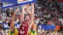 Pebasket Latvia, Roland Smits, melakukan dunk saat melawan Brasil pada laga Piala Dunia FIBA 2023 di Indonesia Arena, Minggu (3/9/2023). Latvia menang dengan skor 104-84. (Bola.com/M Iqbal Ichsan)