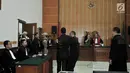 Terdakwa Hercules Rosario Marshal mengamuk saat memasuki ruang sidang akibat dikawal polisi di PN Jakarta Barat, Rabu (27/3). Hercules terbukti melakukan penyerobotan secara melawan hukum yang pidananya diatur dalam Pasal 167 KUHP juncto Pasal 55 ayat 1 ke-1 KUHP. (merdeka.com/Iqbal S. Nugroho)