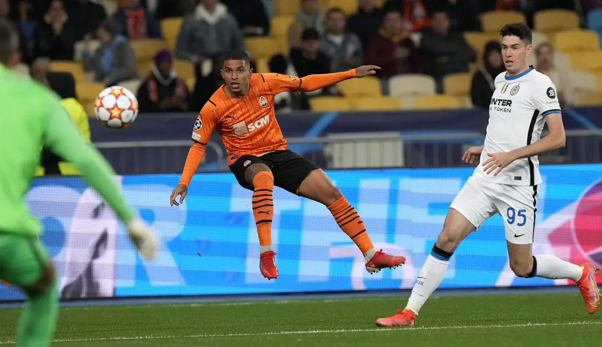 Pemain Shakhtar Donetsk, Dodo menembak bola saat bertanding melawan Inter Milan pada pertandingan grup D Liga Champions di Stadion Olimpiyskiy di Kyiv, Ukraina, Selasa (28/9/2021). Inter Milan bermain imbang Shakhtar Donetsk 0-0. (AP Photo/Efrem Lukatsky)