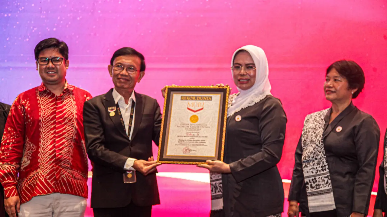 Ketua Umum Pengurus Pusat IBI, Ade Jubaedah terima rekor MURI atas lebih dari 30 ribu bidan yang melakukan skrining dan edukasi pencegahan anemia defisiensi besi pada ibu dan anak.