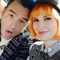 Vokalis Paramore, Hayley Williams, dan gitaris New Found Glory, Chad Gilbert. (20.theladbiblegroup.com)