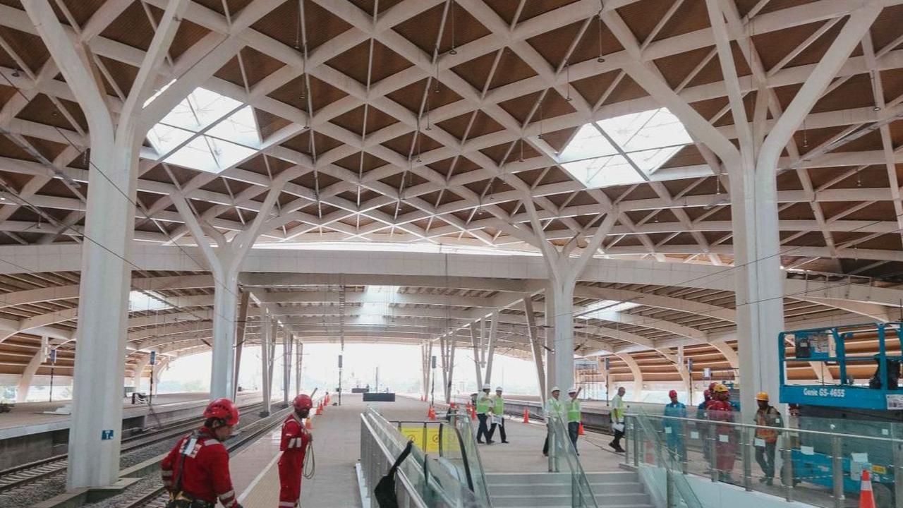 Saat ini, untuk semua lantai Stasiun Halim sudah selesai dipasangi keramik.