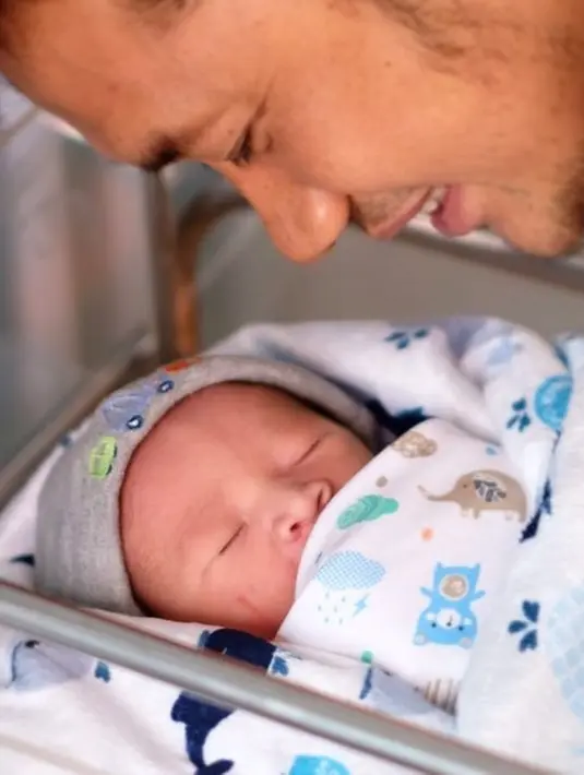 Belum genap dua tahun anak ketiganya lahir melalui caesar, Zaskia kembali melahirkan anak keempatnya dengan proses sama. Potret kebahagiaan pasangan ini dibagikan di akun instagram. (Instagram/zaskiadyamecca)