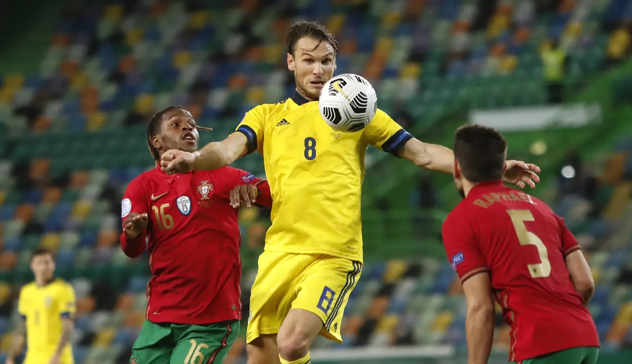 Pemain Swedia Albin Ekdal (tengah berebut bola dengan pemain Portugal Renato Sanches (kiri) dan Raphael Guerreiro (kanan) pada pertandingan UEFA Nations League di Stadion Jose Alvalade, Lisbon, Portugal, Rabu (14/10/2020). Portugal menang 3-0. (AP Photo/Armando Franca)