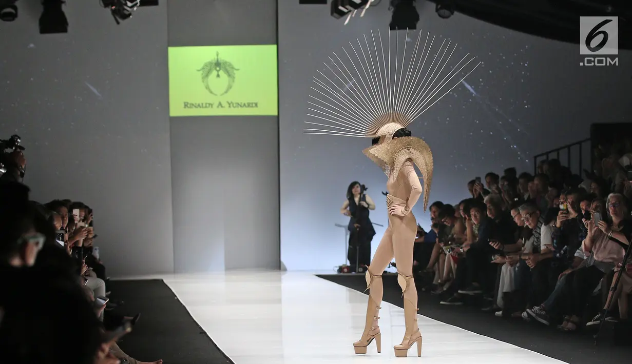 Model berpose diatas catwalk membawakan rancangan Rinaldy A. Yunardi saat pembukaan Jakarta Fashion Week 2018 di Senayan City, Jakarta, Sabtu (21/10). (Liputan6.com/Herman Zakharia)