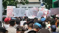 Aksi menolak penurunan status kawasan cagar alam di depan kantor BBKSDA Jawa Barat. (Huyogo Simbolon)