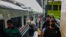 Menurut data PT Kereta Api Indonesia (Persero) Daop 1 Jakarta, pada arus balik H+5 Lebaran atau Selasa (16/4) sebanyak 14.400 penumpang turun di Stasiun Gambir. (Liputan6.com/Angga Yuniar)