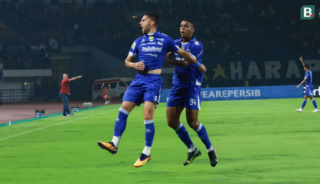 Persib Bandung tetap perkasa meski hanya bermain dengan sepuluh pemain. Tim berjulukan Maung Bandung itu berhasil menyikat Persis Solo di BRI Super League 2025/2026. (Bola.com/Erwin Snaz)