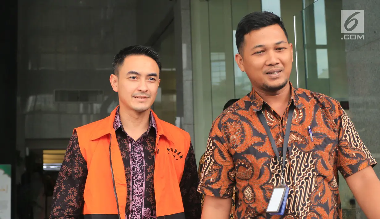 Gubernur Jambi nonaktif, Zumi Zola berjalan keluar gedung KPK usai menjalani pemeriksaan sebagai saksi untuk tersangka Arfan terkait gratifikasi proyek-proyek di Provinsi Jambi, Jakarta, Jumat (25/5). (Liputan6.com/Herman Zakharia)