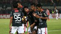 Bali United saat melawan Madura United di Stadion Gelora Bangkalan, Bangkalan (3/6/2018). (Bola.com/Aditya Wany)