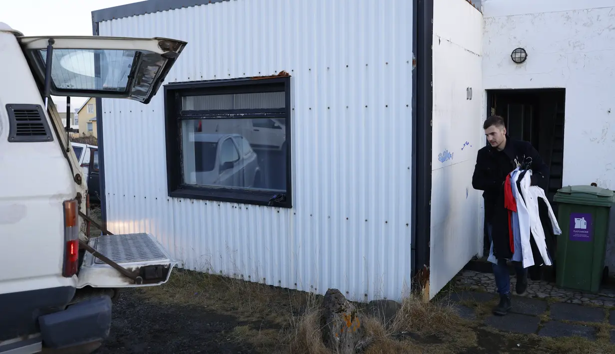 Penduduk Grindavik yang dekat dengan gunung berapi yang diperkirakan akan meletus dalam beberapa hari atau minggu ke depan diberi waktu hanya lima menit untuk kembali ke rumah mereka dan mengumpulkan barang-barang berharga pada hari Senin. (AP Photo/Brynjar Gunnarsson)