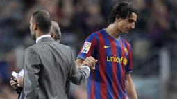 Striker Barcelona, Zlatan Ibrahimovic ditarik keluar pelatih Pep Guardiola dalam laga Liga Spanyol 2009/2010 menghadapi Real Zaragoza di Camp Nou Stadium (25/10/2009). Konflik antara Zlatan Ibrahimovic dan Pep Guardiola terjadi saat keduanya menjadi bagian Barcelona pada musim 2009/2010. Demi memberi keleluasaan bagi Lionel Messi, posisi Zlatan sebagai striker diubah di posisi sayap yang membuatnya tak nyaman. Zlatan pun hengkang ke AC Milan pada awal musim 2010/2011. (AFP/Lluis Gene)