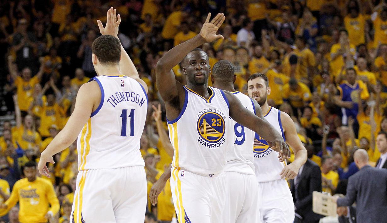 Pemain  Golden State Warriors, Draymond Green (23) merayakan kemenangan bersama Klay Thompson (11) usai laga melawan Houston Rockets pada babak pertama Playoffs NBA di Oracle Arena,  Oakland, Selasa (19/4/2016) WIB. (Cary Edmondson-USA TODAY Sports)