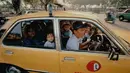 President Taxi penuh sesak dengan penumpang. (Source: id.pinterest.com)