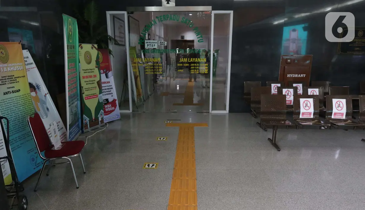 Guiding Block atau jalur pemandu disabilitas terpasang di Pengadilan Negeri Jakarta Pusat, Kamis (25/3/2021). PN Jakarta Pusat memasang sarana dan prasarana untuk warga disabilitas yang meliputi ubin pemandu, pengeras suara di meja layanan yang ramah disabilitas. (Liputan6.com/Helmi Fithriansyah)