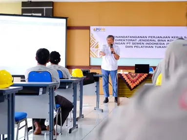 Tenaga konstruksi mengikuti materi pelatihan mengenai tren konstruksi berkelanjutan dan perkembangan teknologi semen serta turunannya di Surabaya, Jawa Timur (7/4/2022). Kegiatan tersebut merupakan sinergi antara SIG dan Dirjen Bina Konstruksi Kementerian PUPR. (Liputan6.com/HO/SIG)
