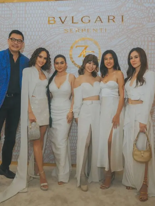 <p>Selain Wulan Guritno, terlihat Ariel Tatum, Cinta Laura, dan Shenina Cinnamon hadir di acara itu. Mereka terlihat berfoto di photo wall. [Foto: instagram.com/wulanguritno]</p>