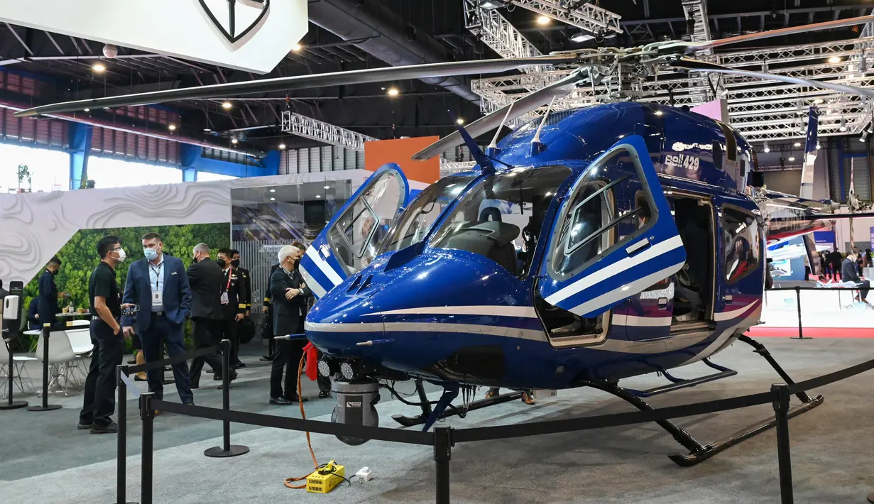 Helikopter Bell 429 dipamerkan di Paviliun Bell pada Singapore Airshow 2022 di Singapura, Selasa (15/2/2022). Singapore Airshow 2022 dimulai pada hari ini hingga 18 Februari. (ROSLAN RAHMAN/AFP)