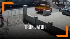 Sebuah truk membawa trailer jatuh dari jembatan dengan ketinggian 7 meter di India. Polisi menyelidiki penyebab insiden tersebut.