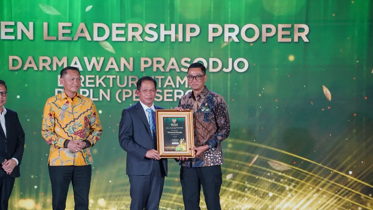 Kementerian LH memberikan penghargaan PROPER Emas.