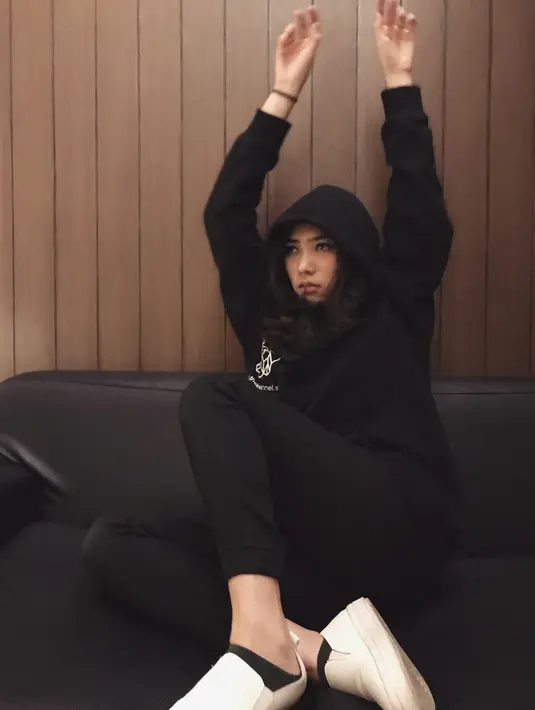Kalau yang satu ini, gaya Isyana benar-benar sporty. Pasalnya, ia mengenakan legging dan hoodie berwarna hitam, ditambah dengan sneakers putih andalannya. (Instagram/isyanasarasvati)