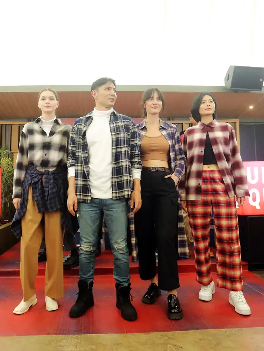 Koleksi tersebut juga ditampilkan dalam beberapa instalasi di dalam acara bertajuk Flannel Friday Night. Acara digelar pada Jumat (13/10/2023) di Stalk SCBD, Jakarta ini juga dihadiri para figur publik. [Foto: Fimela.com/Bambang E Ros]