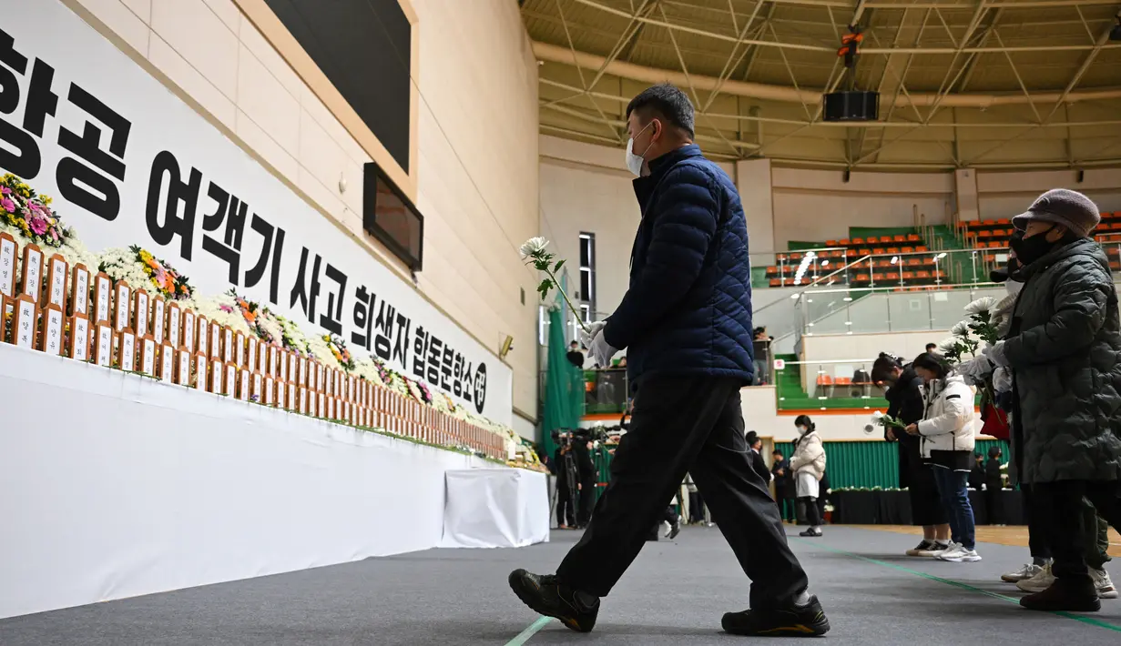 Selama masa berkabung, bendera di lembaga publik akan diturunkan setengah tiang, dan pejabat publik mengenakan pita berkabung sebagai tanda penghormatan. (JUNG YEON-JE/AFP)