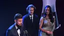 Penyerang Arsenal, Olivier Giroud memberi sambutan saat meraih penghargaan Puskas Award 2017 di London, Senin (23/10). Gol tendangan kalajengking saat bertemu Crystal Palace membuatnya terpilih sebagai pencetak gol terbaik dunia FIFA. (Ben STANSALL/AFP)