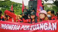 Suasana Para Demo buruh Terkait JHT didepan Kantor Disnakertrans jateng, (Foto : Titoisnau)