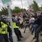 Kerusuhan&nbsp;anti-imigran di luar Holiday Inn Express di Rotherham, Inggris, Minggu (4/8/2024).&nbsp;(Dok. Danny Lawson/PA via AP)