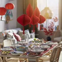 Koleksi FÖSSTA menghadirkan desain embossed khas Dinasti Tang dan motif plum blossom. terinspirasi dari lukisan tinta dan kuas tradisional Tiongkok. Tentunya koleksi ini dilengkapi dengan desain kelinci untuk mendatangkan keberuntungan dan kebahagiaan ke hunian kamu sepanjang tahun. / Foto dok IKEA.