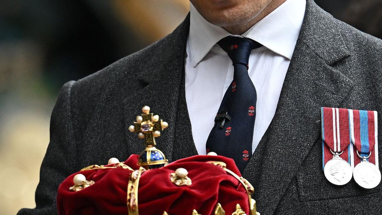 Duke of Hamilton dan Brandon Alexander Douglas-Hamilton membawa Mahkota Skotlandia untuk Raja Charles III ke Katedral St Giles di Edinburgh.
