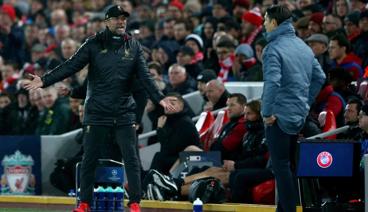 Pelatih Liverpool Juergen Klopp (kiri) cekcok dengan pelatih Bayern Munchen Niko Kovac (kanan) selama pertandingan leg pertama babak 16 besar Liga Champions di Anfield, Liverpool, Inggris, Selasa (19/2). Pertandingan berakhir 0-0. (AP Photo/Dave Thompson)