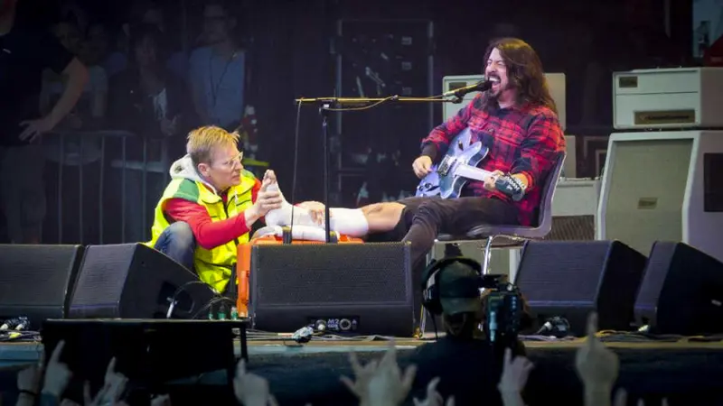 Dave Grohl tetap semangat melanjutkan konsernya di Swedia meski kakinya patah. (consequenceofsound.net)