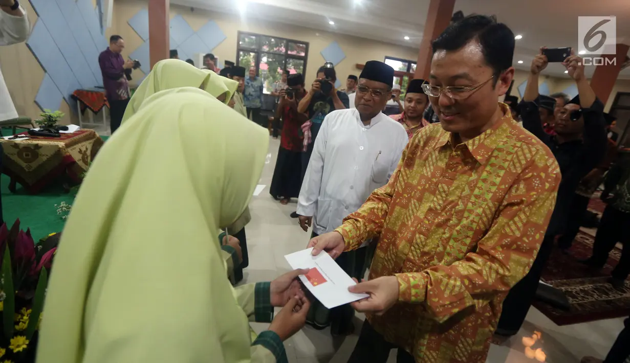 Dubes RRT untuk Indonesia, Xie Feng memberikan santunan di Ponpes Luhur Al Tsaqafah, Jakarta, Jumat (2/6). RRT dan PBNU akan meluncurkan Pusat Kajian Tiongkok di Universitas NU Indonesia (Liputan6.com/Johan Tallo)