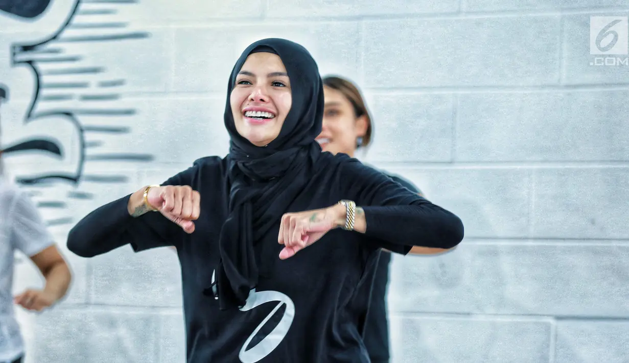Gaya Nikita Mirzani saat berolahraga zumba di kawasan Kebayoran Baru, Jakarta, Rabu (8/8). Nikita sering mengikuti zumba agar menjaga kebugaran tubuh usai aktifitasnya yang padat. (Liputan6.com/Faizal Fanani)