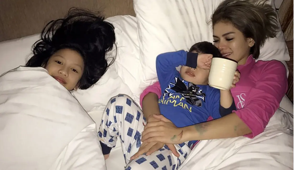 Artis Nikita Mirzani kini sedang menghadapi masalah hukum. Tidak hanya dijadikan tersangka atas kasus kekerasan terhadap asisten Julia Perez, tapi juga terkait laporan mantan suaminya, Sajad Ukra beberapa waktu lalu. (Instagram/nikitamirzanimawardi_17)