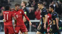 Gelandang Bayern Munchen, Thomas Muller (dua dari kiri) melakukan selebrasi setelah mencetak gol ke gawang Arsenal, pada Matchday 4 Grup F Liga Champions, di Allianz Arena, Kamis (5/11/2015) dini hari WIB. Munchen menang 5-1. (EPA/Peter Kneffel)
