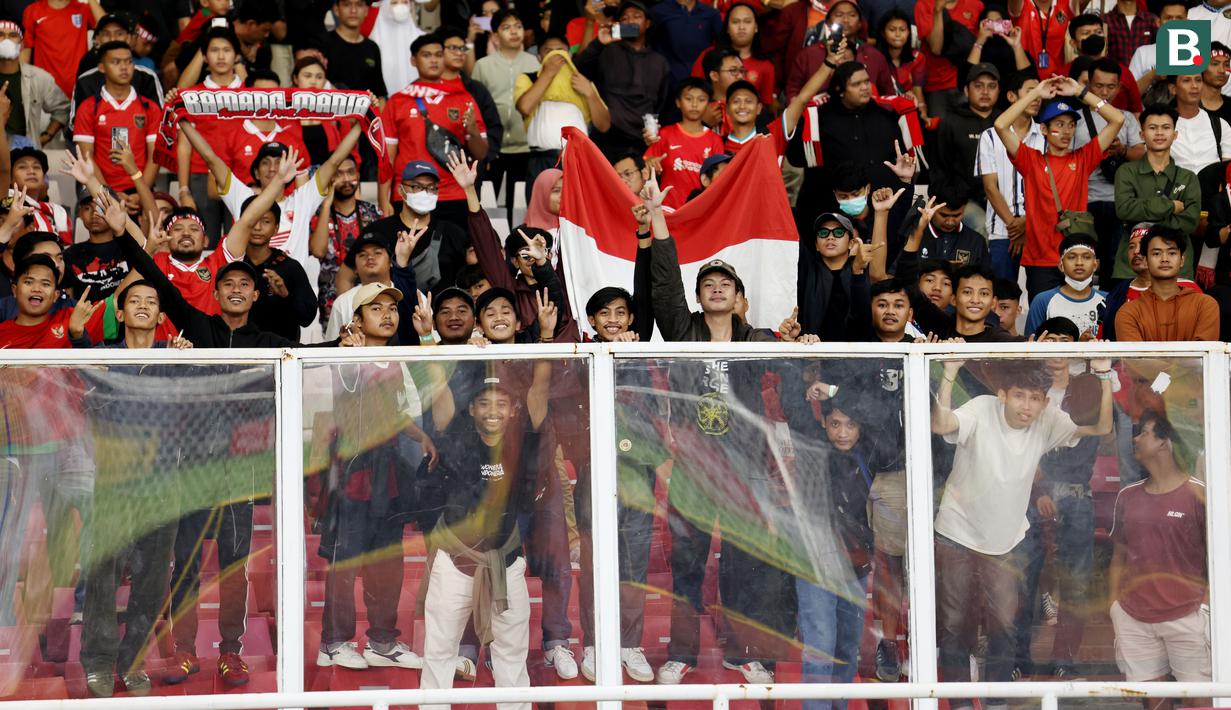 Kerinduan suporter mendukung Timnas Indonesia di SUGBK terbayar sudah. Mereka kembali merasakan euforia saat menyaksikan langsung pertandingan sambil berteriak dan bernyanyi bersama untuk Skuad Garuda. (Bola.com/M iqbal Ichsan)