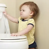 Mungkin, buat cowok beberapa hal ini sepele, tapi buat cewek jadi penting banget saat masuk toilet umum. (Via: babycenter.com)