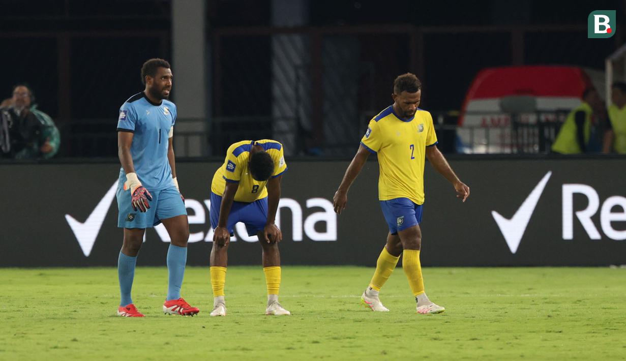Sjumlah pemain Kepulauan Solomon tertunduk lesu setelah kalah dari St Kitts and Nevis dalam laga perebutan peringkat ketiga FIFA Series 2026 di Stadion Utama Gelora Bung Karno, SUGBK, Senayan, Jakarta, Senin (30/03/2026). (Bola.com/M Iqbal Ichsan)