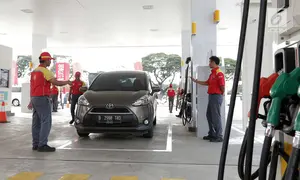 Petugas SPBU Shell mengisi bahan bakar mobil di kawasan bisnis Soewarna, Bandara Soetta, Tangerang, Banten, Kamis (19/4). Shell menambah SPBU di kawasan Bandara Soetta untuk memenuhi kebutuhan bahan bakar berkualitas.(Liputan6.com/Angga Yuniar)