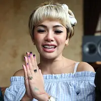 Merasa banyak dirugikan akibat pelaporan ke polisi beberapa waktu lalu, Nikita Mirzani ganti melaporkan balik beberapa akun ke polisi. Janda dua anak itu mengaku banyak kerugian yang dideritanya. (Nurwahyunan/Bintang.com)