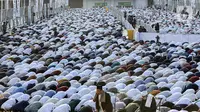 Ribuan umat muslim melaksanakan salat Idul Adha 1443 Hijriah di Jakarta International Stadium, Minggu (10/7/2022). Pemerintah menetapkan libur nasional Hari Raya Idul Adha 1443 Hijriah jatuh pada 10 Juli 2022 berdasarkan Keputusan Menteri Agama No. 668/2022 tentang Penetapan 1 Dzulhijah dan Idul Adha 1443. (Liputan6.com/Faizal Fanani)