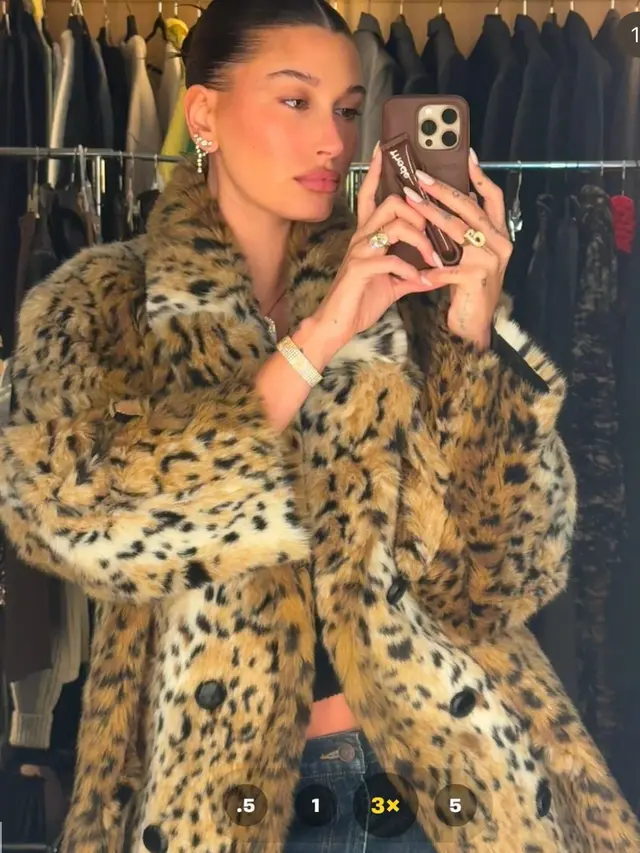 Hailey Bieber saat pakai jaket animal print. [@haileybieber]