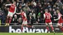 <p>Gelandang Arsenal, Martin Odegaard (kiri) berselebrasi usai mencetak gol ke gawang Tottenham Hotspur pada pertandingan lanjutan Liga Inggris di Stadion Tottenham Hotspur di London, Inggris, Minggu (15/1/2023). Arsenal menang atas Tottenham dengan skor 2-0. (AP Photo/Frank Augstein)</p>