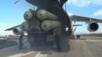Sebuah potongan rekaman video dari Departemen Pertahanan Rusia pada (26/11). Sistem rudal pertahanan udara S-400 Rusia dikeluarkan dari pesawat cargo saat tiba di pangkalan udara Hmeymim di Suriah. (Reuters/ Departemen Pertahanan Federasi Rusia)